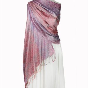 alt="Stylowy szal damski różowy z jedwabiu naturalnego 70x200 na ramiona wzór paisley"