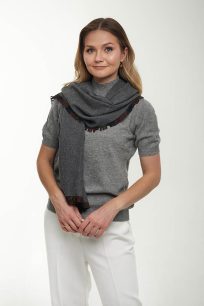 alt="Kaszmirowy szal grafitowy z ozdobnymi frędzlami ciepły i delikatny"