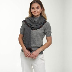 alt="Kaszmirowy szal grafitowy z ozdobnymi frędzlami ciepły i delikatny"