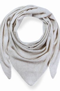 alt="Luksusowa chusta kaszmirowa damska puszysta , kolor cappuccino 100% kaszmir, trójkątna 130x130x200, bez frędzli, do płaszcza zimowa"