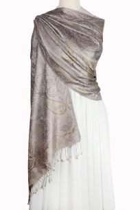 alt="Elegancki szal z jedwabiu naturalnego damski beżowy 70x200 na ramiona wzór paisley"