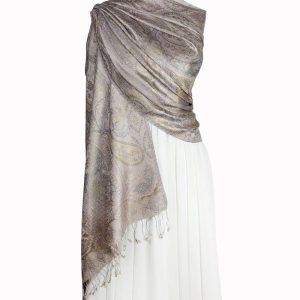 alt="Elegancki szal z jedwabiu naturalnego damski beżowy 70x200 na ramiona wzór paisley"