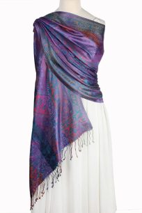 alt="Elegancki szal z jedwabiu naturalnego fioletowy 70x200 na ramiona wzór paisley"
