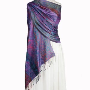 alt="Elegancki szal z jedwabiu naturalnego fioletowy 70x200 na ramiona wzór paisley"