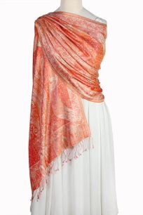 alt="Stylowy szal z jedwabiu naturalnego pomarańczowy 70x200 na ramiona wzór paisley"