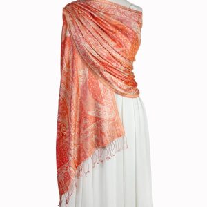 alt="Stylowy szal z jedwabiu naturalnego pomarańczowy 70x200 na ramiona wzór paisley"