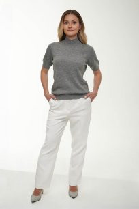 alt="Kaszmirowy sweter szary krótki rękaw do płaszcza"