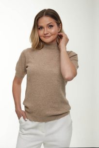 alt="Sweter kaszmirowy z krótkim rękawem beżowy-miękki i delikatny"