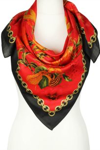 alt="Stylowa chusta jedwabna czerwona z eleganckim kwiatowym wzorem 100x100"