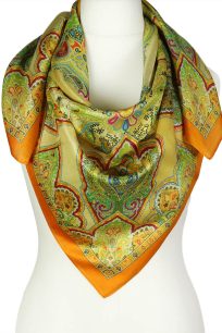 alt="Delikatna jedwabna chusta z eleganckim orientalnym wzorem złota 100x100"