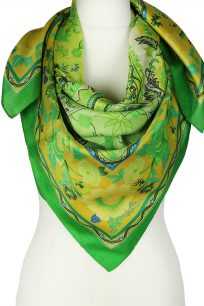 alt="Delikatna jedwabna chusta z eleganckim kwiatowym wzorem zielona 100x100"