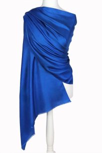 alt="Szal z jedwabiu kobaltowy duży jednokolorowy wieczorowy na ramiona"