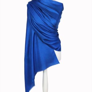 alt="Szal z jedwabiu kobaltowy duży jednokolorowy wieczorowy na ramiona"
