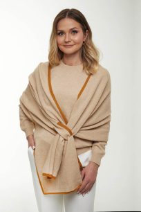 alt="Kaszmirowy szal beżowy puszysty i ciepły do eleganckich stylizacji"