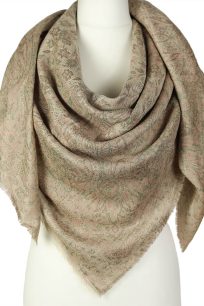 alt="Elegancka kaszmirowa chusta beżowa duża ze wzorem wschodnim delikatna 140x140cm"