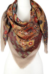 alt="Delikatna chusta wełniana beżowa ze wzorem kwiatowym 140x140"