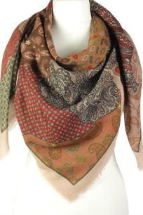 alt="Delikatna chusta wełniana beżowa ze wzorem paisley"