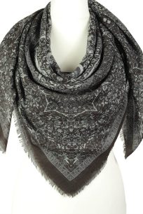 alt="Zimowa chusta wełniana czarna z eleganckim wzorem 140x140"