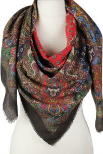 alt="Ciepła chusta wełniana czarna ze wzorem orientalnym 140x140"