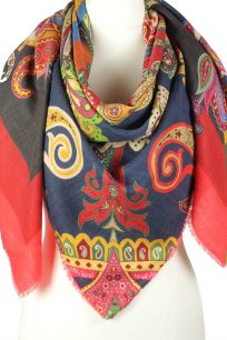 alt="Delikatna chusta wełniana czerwona ze wzorem orientalnym 140x140"