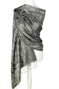 alt="Czarny jedwabny szal z wzorem wschodnim 70x200"