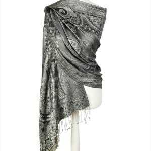 alt="Czarny jedwabny szal z wzorem wschodnim 70x200"