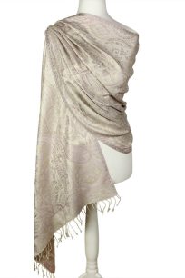 alt="Stylowy beżowy jedwabny szal z wzorem orientalnym elegancki 70x200"