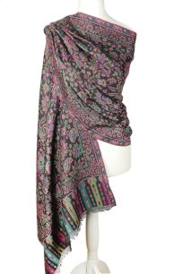 alt="Ciepły czarny szal wełniany merino z kwiatowym wzorem 70x200"