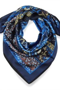alt="Apaszka jedwabna 90x90 włoska Laura Biagiotti granatowa kwiatowa"