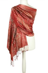 alt="Delikatny szal z jedwabiu czerwony z eleganckim wzorem wschodnim 55x180"