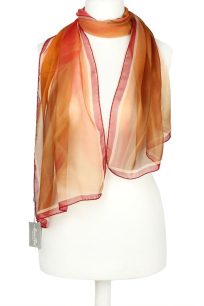 alt="Delikatny szalik jedwabny zwiewny miedziany włoski Marina D'Este"