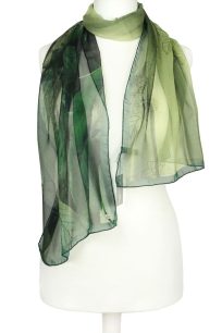 alt="Stylowy szalik jedwabny lekki zwiewny zielony włoski Marina D'Este"