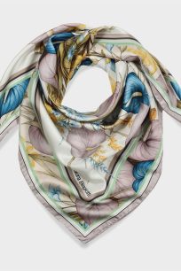 alt="apaszka jedwabna damska Laura Biagiotti beżowa w kwiaty 90x90- luksusowa włoska apaszka jedwabna premium"