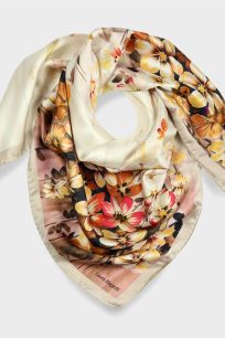 alt=" Stylowa apaszka jedwabna damska Laura Biagiotti włoska beżowa premium kwiatowa 90x90"