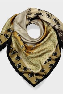 alt="Apaszka z naturalnego jedwabiu 90x90 Marina D’Este w kolorze beżowym i złotym z subtelnym wzorem kwiatów"