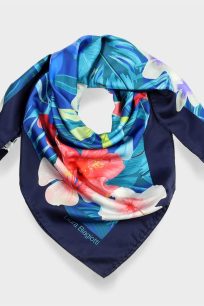 alt="Granatowa apaszka jedwabna 90x90 Laura Biagiotti w tropikalne kwiaty"