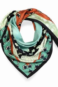 alt="Markowa apaszka jedwabna Marina D'Este zielona włoska 90x90"