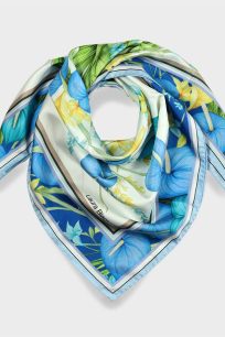 alt="Niebieska apaszka jedwabna w kwiaty Laura Biagiotti 90x90 – elegancka włoska apaszka z naturalnego jedwabiu"