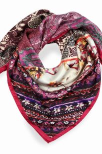 alt="Różowa apaszka jedwabna premium włoska z kolorowym wzorem"