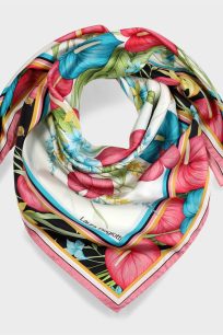 alt="Jedwabna apaszka 90x90 w kwiaty Laura Biagiotti – różowa włoska apaszka premium"