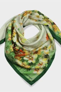 alt="Modna markowa apaszka włoska kwiatowa Laura Biagiotti zielona 90x90"