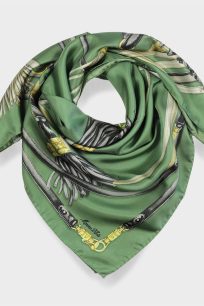 alt="Włoska apaszka jedwabna 90x90 Marina D’Este w kolorze zielonym z motywem pasków"