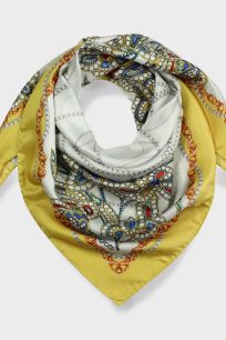 alt="Włoska apaszka jedwabna 90x90 Laura Biagiotti w kolorze złotym – luksusowy dodatek z jedwabiu"