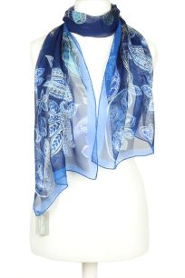 alt="Delikatny szalik jedwabny premium włoski niebieski z eleganckim wzorem"