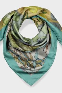 alt="Włoska apaszka jedwabna Laura Biagiotti 90x90 w kolorze miętowym z kwiatowym wzorem"