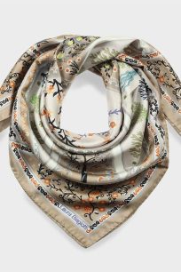 alt="chusta jedwabna włoska botaniczna beżowa 90x90 elegancka wzór roślinny"