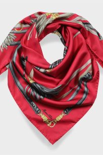 alt="apaszka jedwabna 90x90 czerwona elegancka klasyczny wzór złote akcenty luksusowy styl"