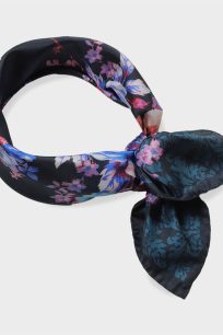 alt="Apaszka jedwabna damska grafitowa kwiatowy wzór 65x65 jedwab naturalny"