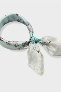 alt="Mała apaszka jedwabna kremowa w kwiaty Laura Biagiotti 65x65 elegancka"