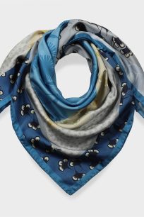 alt="chusta jedwabna włoska Nordic Blue kwiatowy wzór elegancka 90x90"